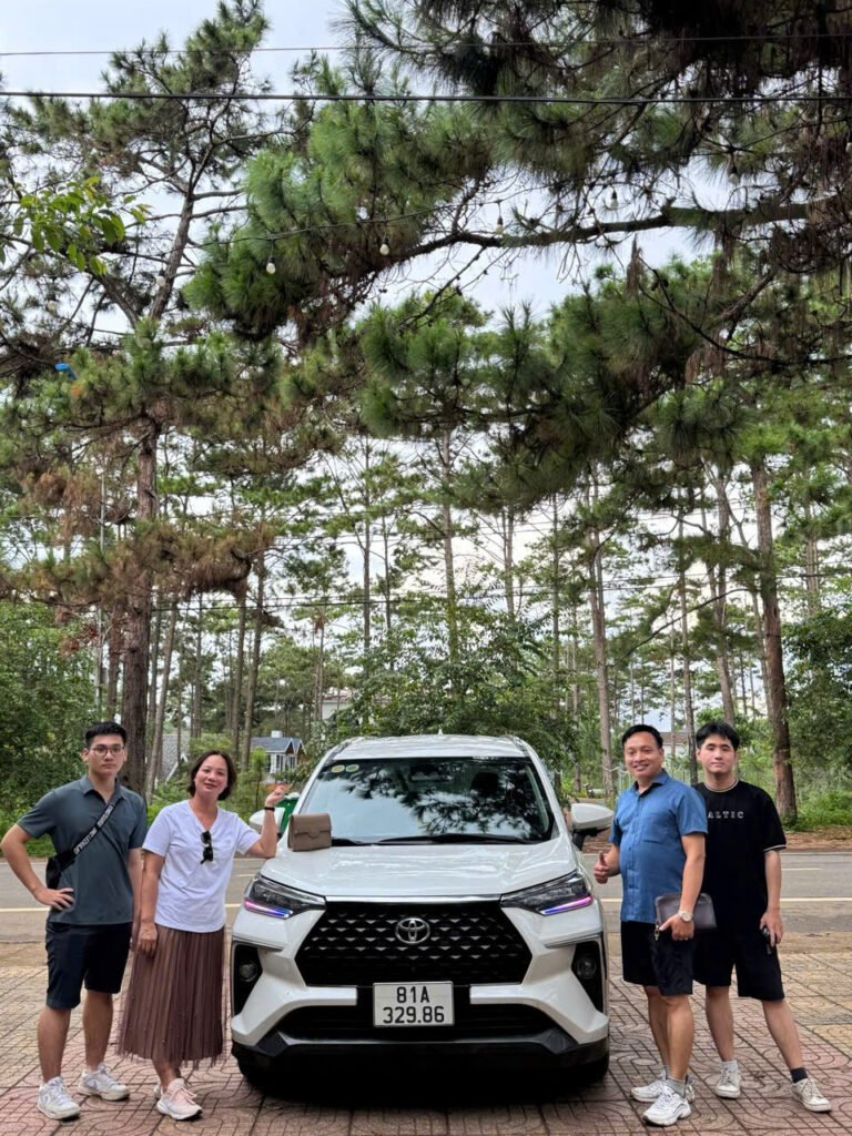 Taxi liên tỉnh Pleiku đang chạy trên đường